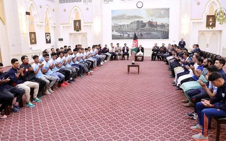 محمد اشرف غنی رئیس جمهوری اسلامی افغانستان قبل از ظهر امروز با اعضای رهبری فدراسیون فوتبال و ورزشکاران تیم های فوتبال طوفان هریرود و شاهین آسمایی دیدار کرد 
