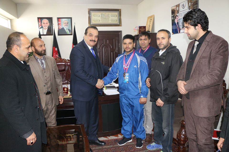 دوکتور حفیظ الله ولی رحیمی رییس عمومی تربیت بدنی و ورزش و رییس منتخب کمیته ملی المپیک کشور ورزشکاران ووینام را تقدیر کرد .