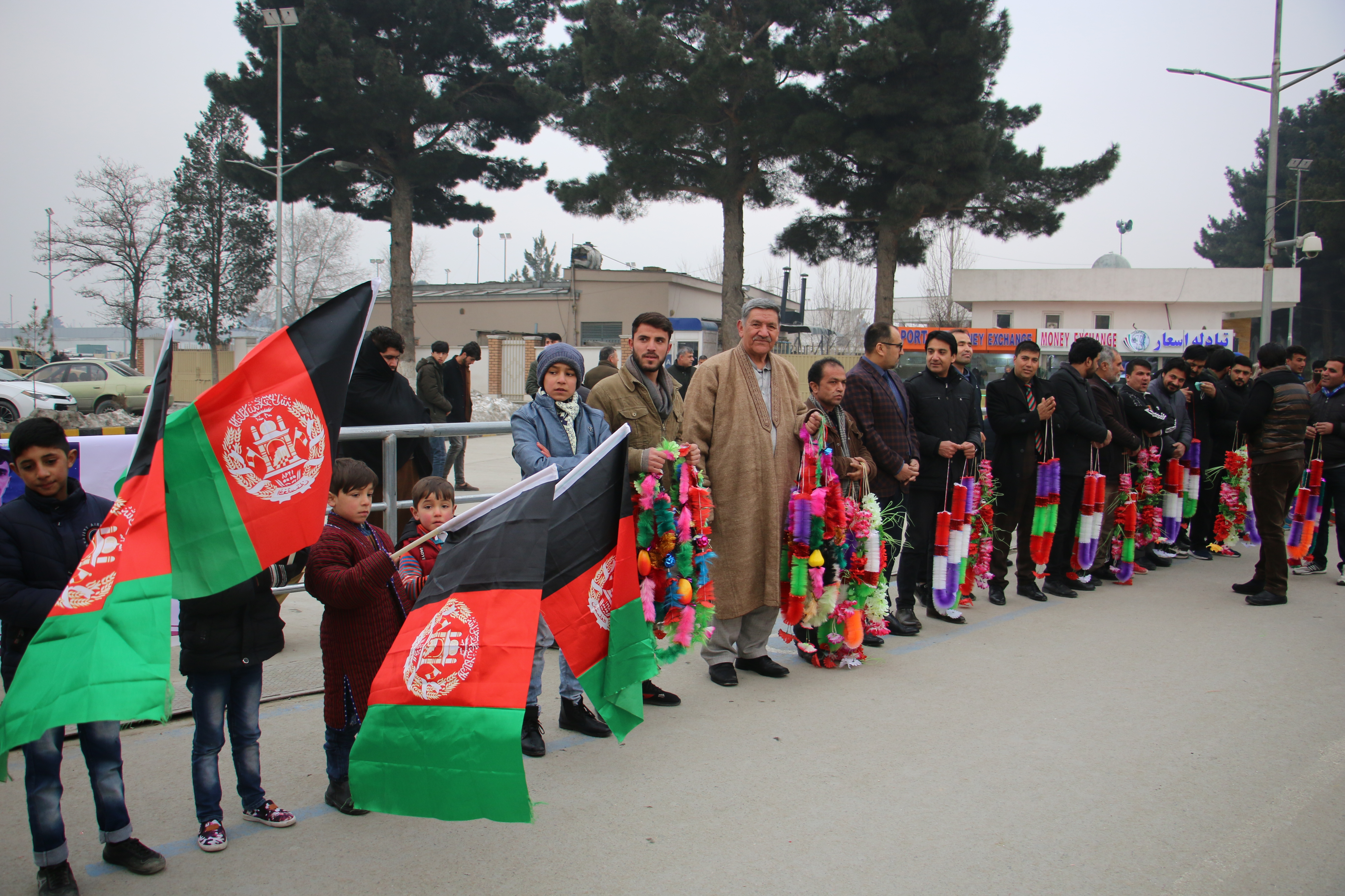 مدال آوران تکواندو کشور پس از ورود به فرود گاه کابل از سوی رهبری اداره ورزش کشور و ورزشکاران مورد استقبال قرار گرفتند .