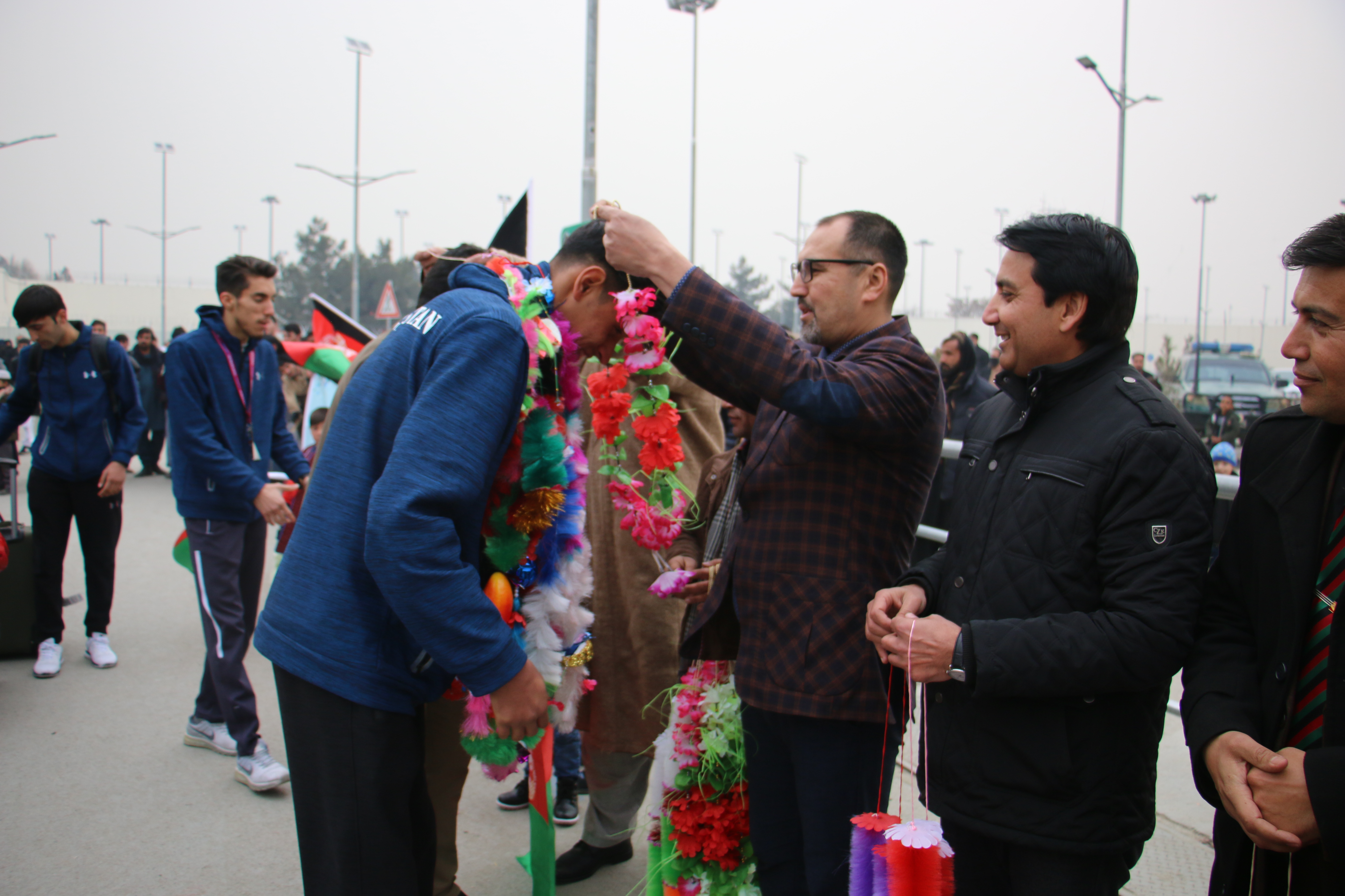 مدال آوران تکواندو کشور پس از ورود به فرود گاه کابل از سوی رهبری اداره ورزش کشور و ورزشکاران مورد استقبال قرار گرفتند .