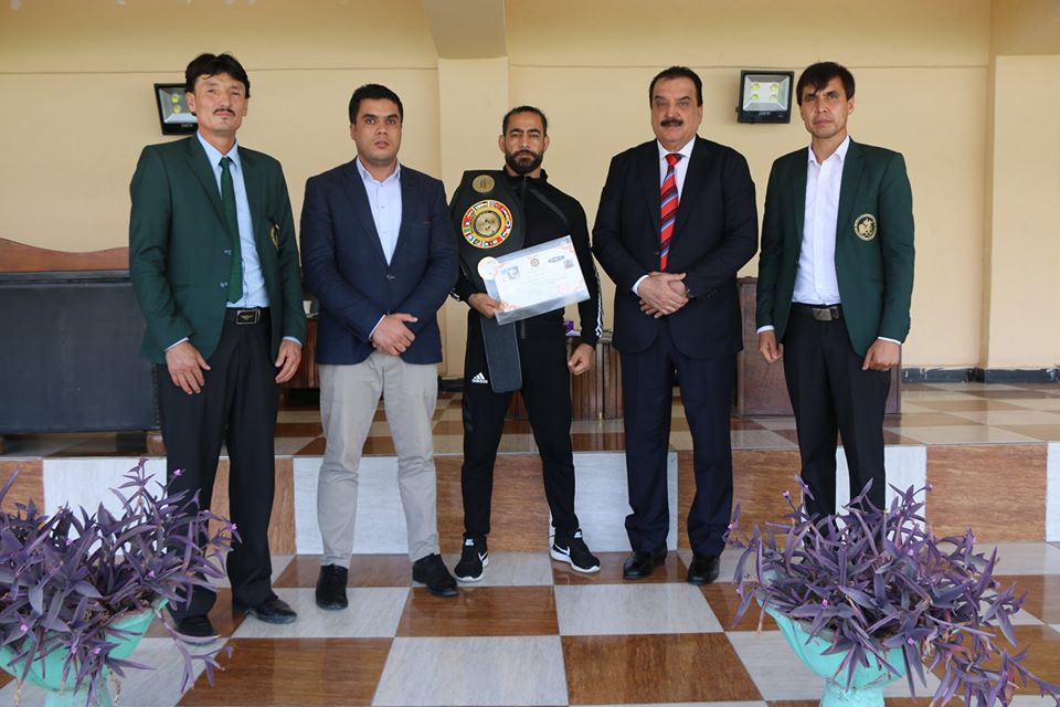 ستایش از قهرمانی جواد آزاد