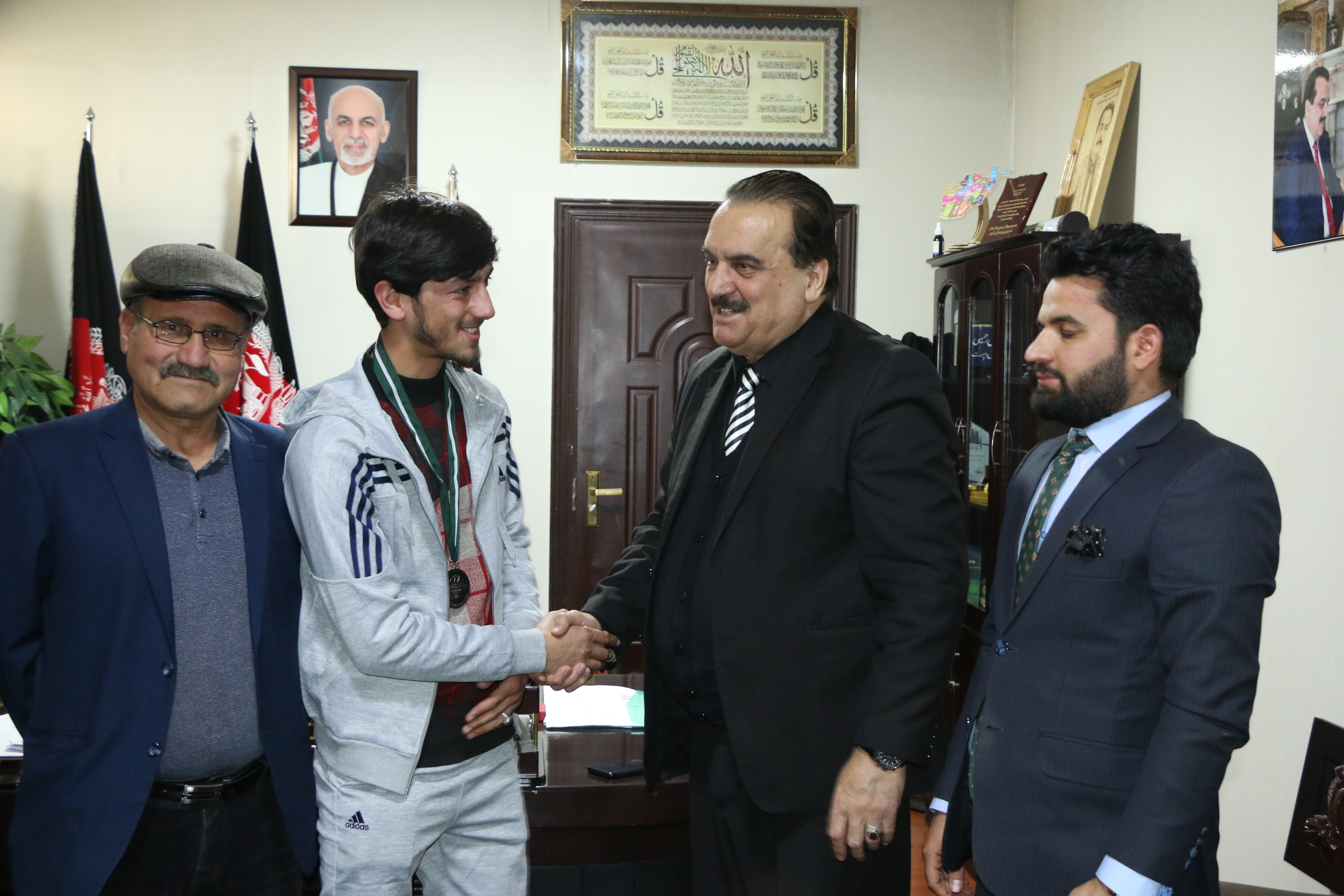 احمد سروش سروش عضو تیم اسنوبرد افغانستان مورد تقدیر ریاست عمومی تربیت بدنی و ورزش و کمیته ملی المپیک قرار گرفت.