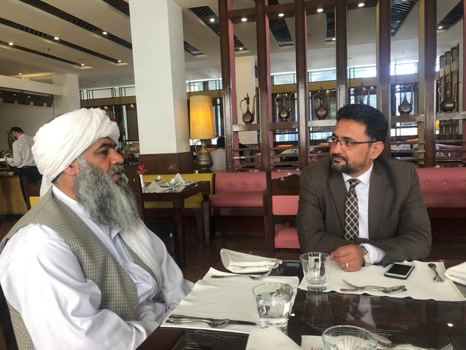 د بدنی روزنی او سپورت سرپرست د سرینا هوټل له رییس سره وکتل۔