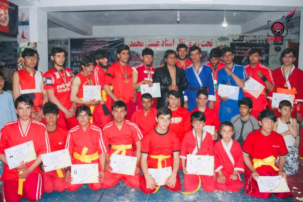در ولایت کندهار طی نمایشی ورزشی برای ۲۵ ورزشکار کمبت کورش کمر بند ارتقای درجه داده شد۔