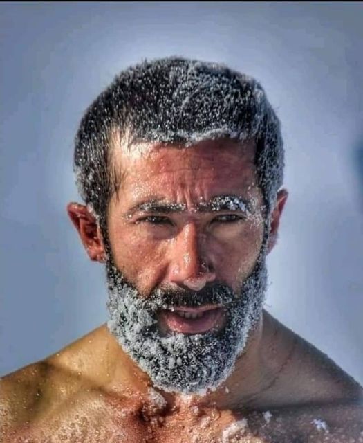 مقاومت یک ورزشکار در هوای سرد زیر منفی ۱۸ درجه در ولایت غور