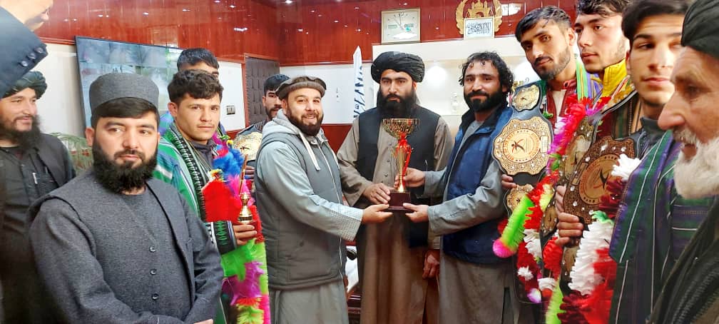 کندز والي ددې ولایت د ورزش کارانو شپږ کسیز بریالی ټیم وستایه