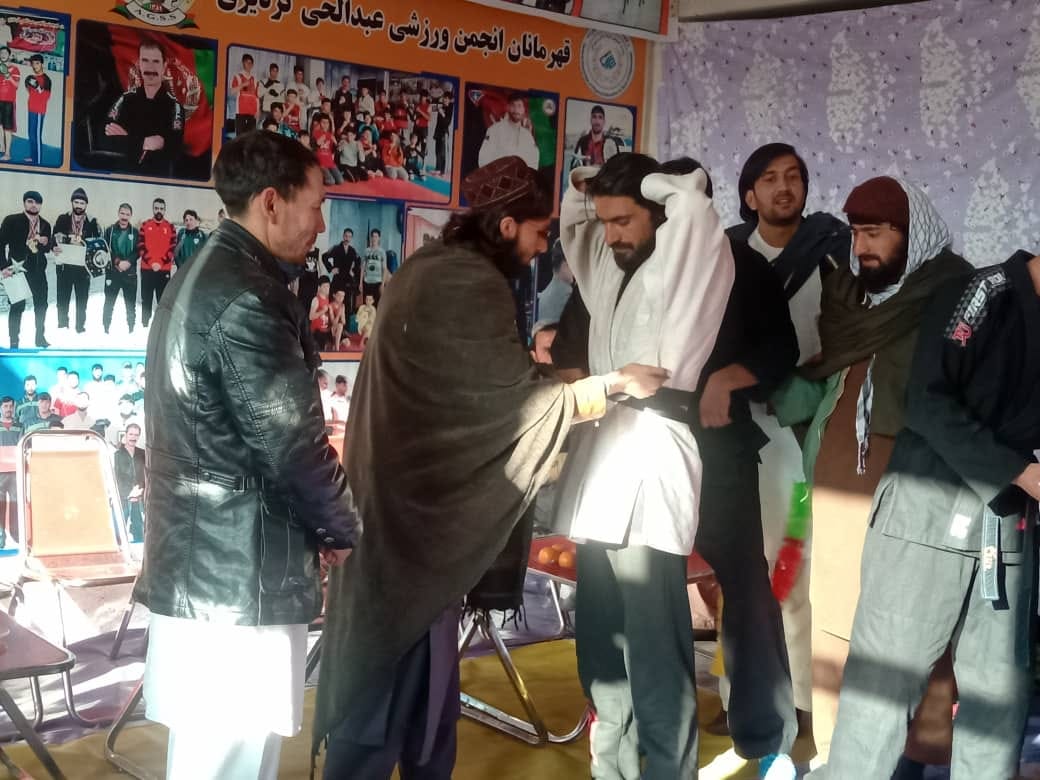پکتیا کې د جوجیتسو رشتې ۲۵ تنو لوبغاړو ته کمربندونه وروتړل شول.