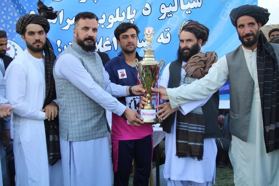 میدان وردګ؛ چک ولسوالۍ کې د کرکټ اختریزې سیالۍ پای ته ورسېدې.