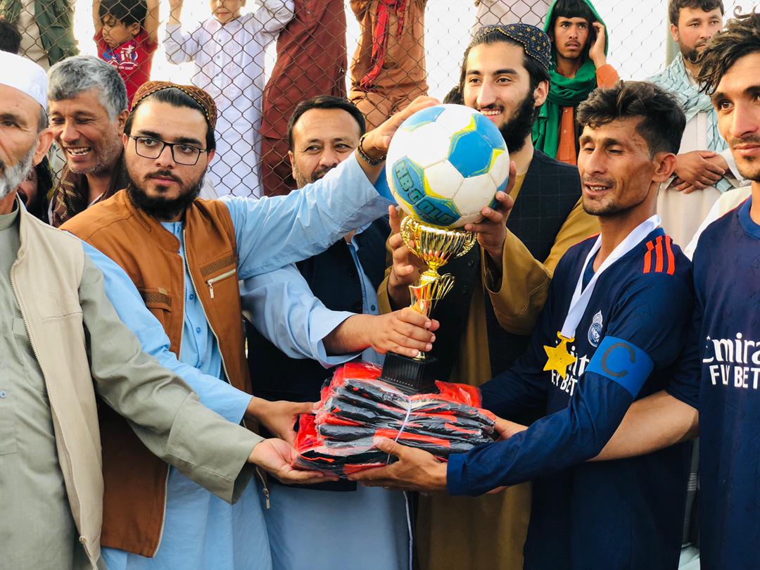 بلخ؛ شولګره کې د والیبال پنځه ورځنۍ تورنمنټ پيل شو. چهارشنبه، ۲۸غویی، ۱۴۰۱  د والیبال یادې  سیالۍ د شولګرې ولسوالۍ د دوولسو لوب‌ډلو ترمنځ ترسره کیږي.  د لوبو پیلیزو مراسمو  کې د بلخ ولایت د بدني روزنې او ورزش ریاست مرستیال حافظ محمدالله او نورو مسولینو د لوبو په پیلیزو مراسمو کې ګډون کړی و.  حافظ محمدالله لوبډلمشرانو ته د لوبو د موخو او او همدا رنګه د ورزشي اصولو په اړه وینا وکړه.  په وروستیو کې د ځایي ورزشي مسولینو او د لوبو د ترتیبوونکو لخوا د لوبو پچه هم ترسره شوه،