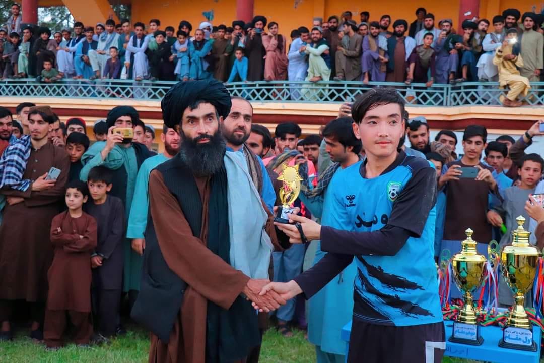 نورستان؛ مرکز پارون کې د ۱۸ لوبډلو ترمنځ د کرکټ سیالۍ وشوې