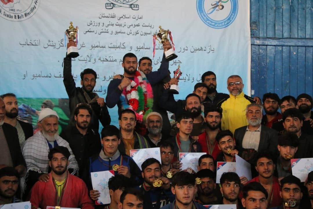 په کابل کې د سامبو او کامبت سامبو ورزشکاران په مډالونو او تقديرنامو وستايل شول.
