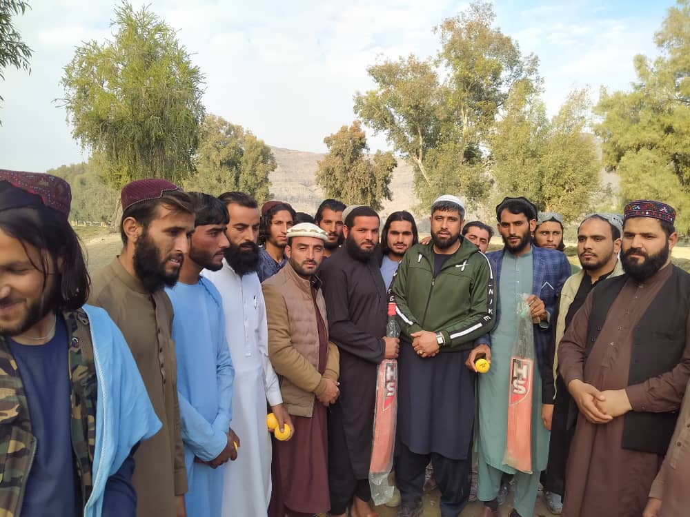 د ننګرهار په دوه ولسوالیو کې کوچي ورزشکارانو ته ورزشي وسایل ووېشل شول