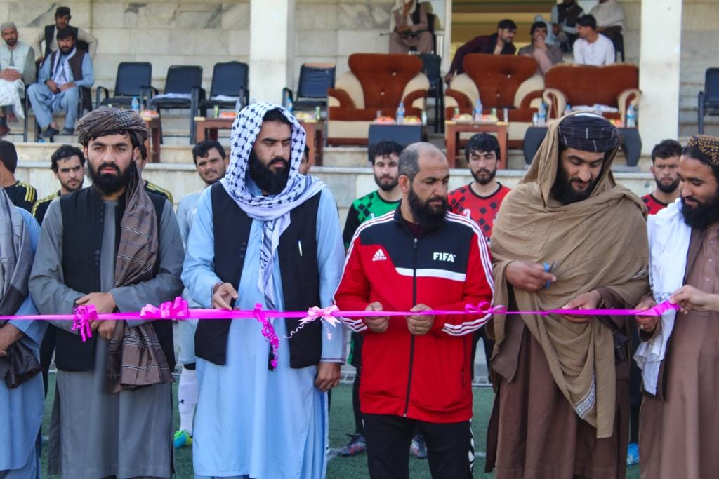 د کندهار په احمد شاهي لوبغالي کې د يووالي او ورورولۍ په نوم د فوټبال سيالۍ پيل شوې