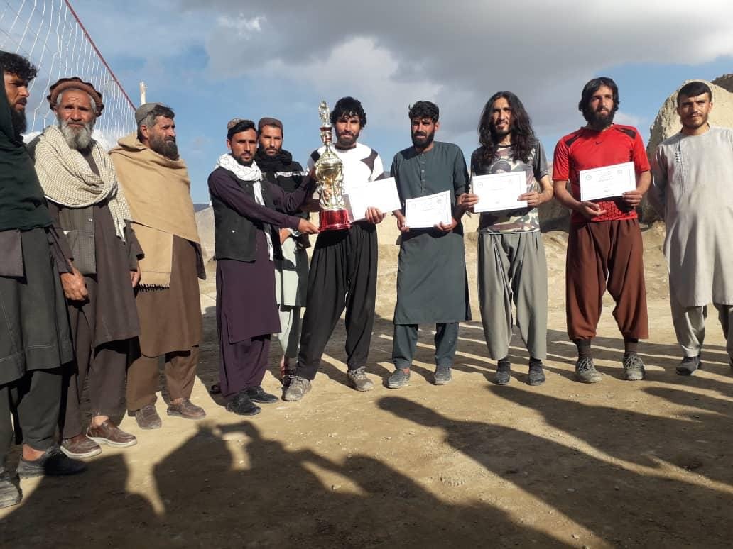 میدان وردګ؛ د قلعه قیام لېسې د والیبال سیالیو اتلولي د سره پله(سور پل) لوبډلې خپله کړه