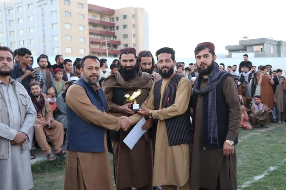 تیم دولت آباد قهرمان رقابت های فوتبال جام گل سرخ شد