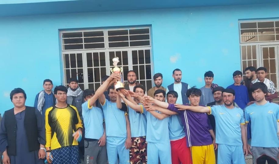 بادغیس؛ کوهستان لوبډلې د ابکمري ولسوالۍ د فوټبال حذفي جام سیالیو اتلولي وګټله