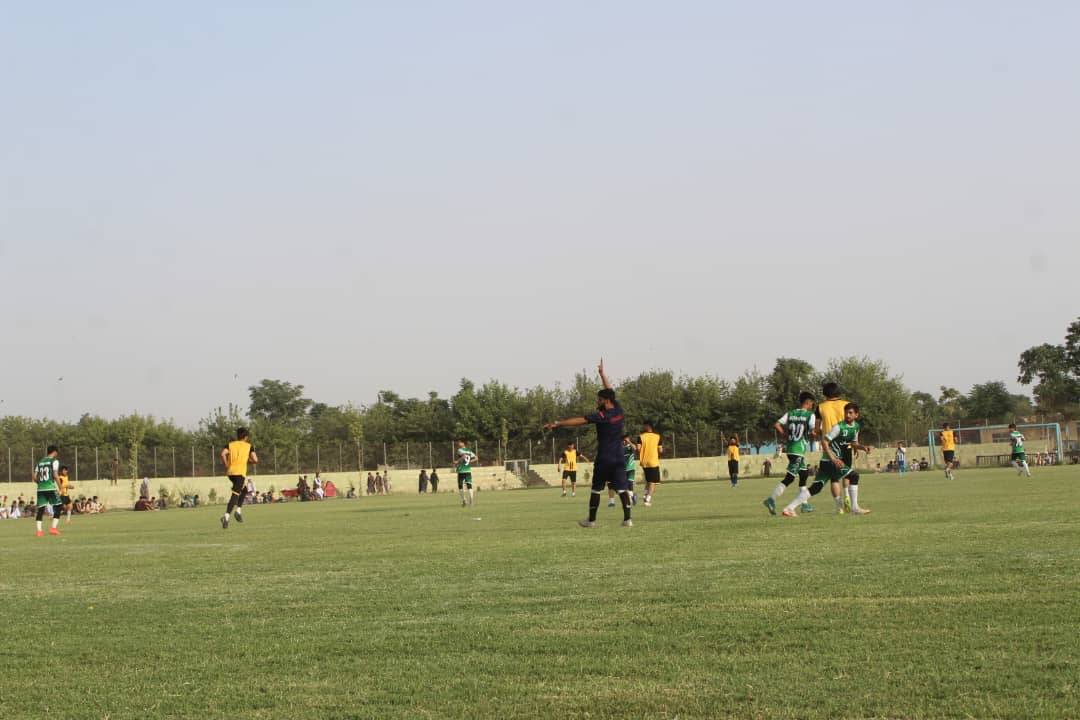 د کندز په ورزشي لوبغالې کې د تخار او کندز لوبډلو ترمنځ د فوټبال دوستانه سيالۍ وشوه