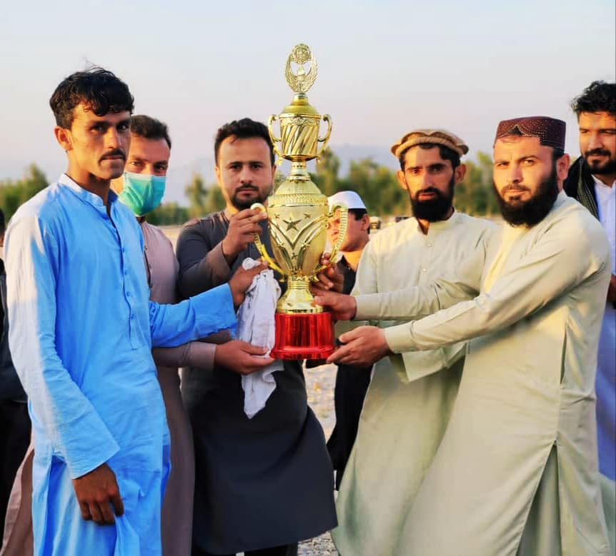 ننګرهار؛ د بهسود ولسوالۍ د ټېپ بال کرکټ اختريز جام سيالۍ د پټان کلب لوبډلې وګټلې