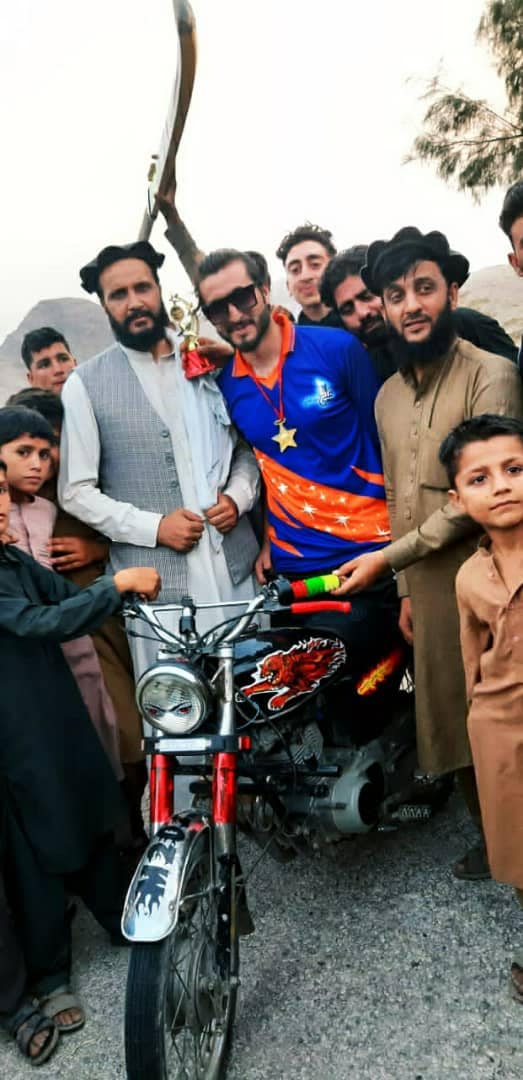 ننګرهار؛ د ښېوې ولسوالۍ د ټېپ بال کرکټ سياليو اتلولي برشاکوټ لوبډلې خپله کړه