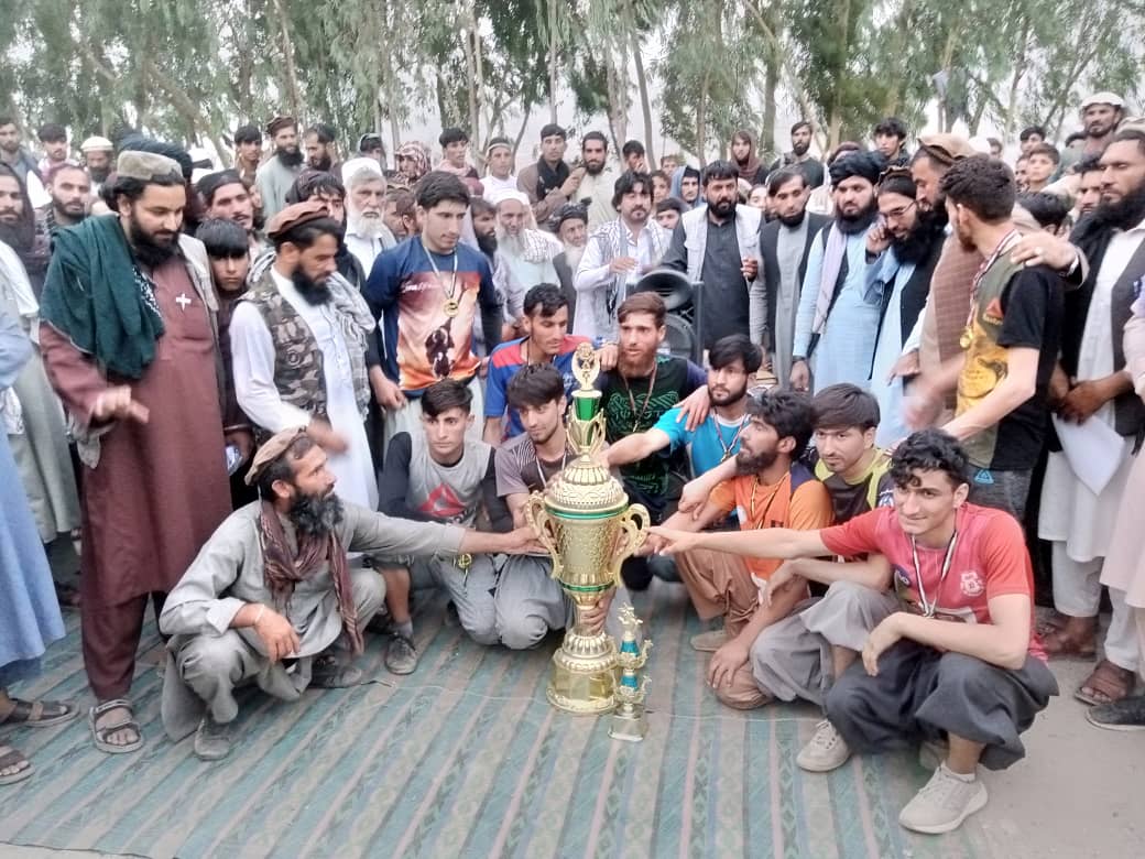 لغمان؛ رقابت‌ها عیدی والیبال میان ۳۲ تیم در ولسوالی علینگار پایان یافت