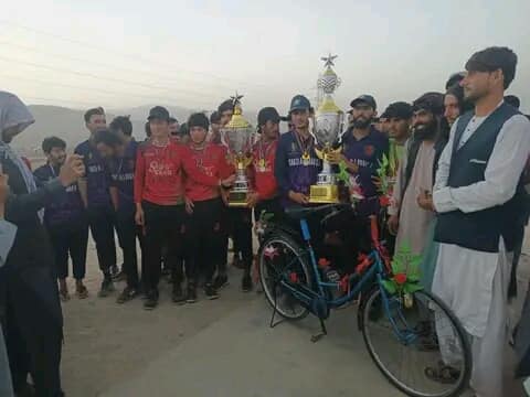 ميدان وردګ؛ په‌ سيد اباد ولسوالۍ کې د ۵۰ لوبډلو ترمنځ د ټېپ بال کرکټ سيالۍ پای ته ورسېدې