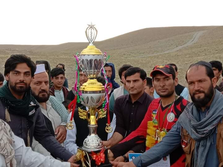 لوګر؛ د خوښۍ ولسوالۍ د ټېپ بال کرکټ سياليو اتلولي احمدشاه ابدالي لوبډلې خپله کړه