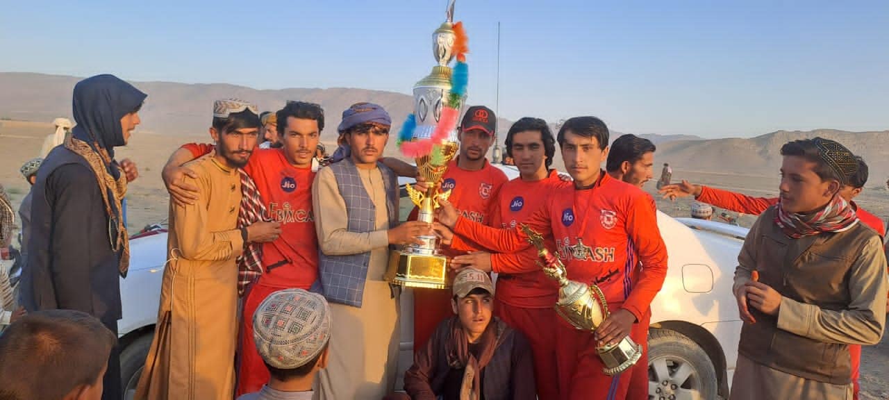 غزني؛ په ګيرو ولسوالۍ کې د ټېپ بال کرکټ سياليو اتلولي سلېمان زلمو لوبډلې خپله کړه