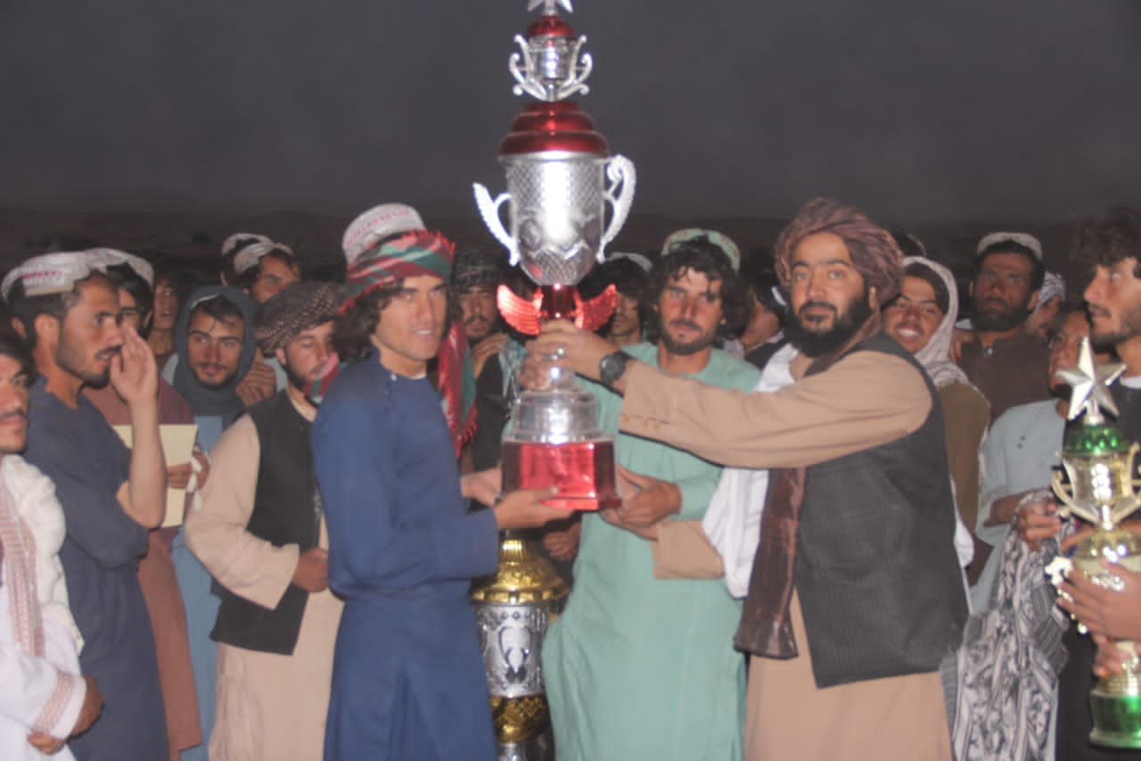 زابل؛ د مرکز قلات باکوزو کلي د ټېپ بال کرټ سياليو اتلولي شاهين لوبډلې خپله کړه