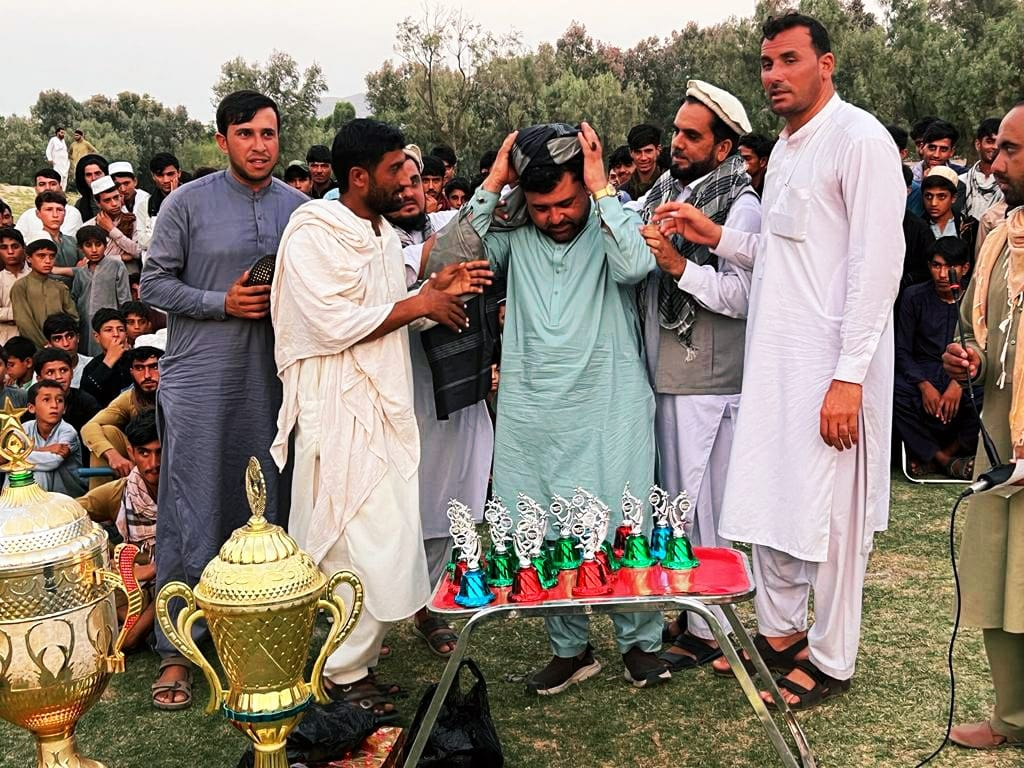 ننګرهار؛ د مومندرې ولسوالۍ د کرکټ ټېپ بال سيالۍ د باسول سوپر سټار لوبډلې په اتلولۍ پاى ته ورسېدې