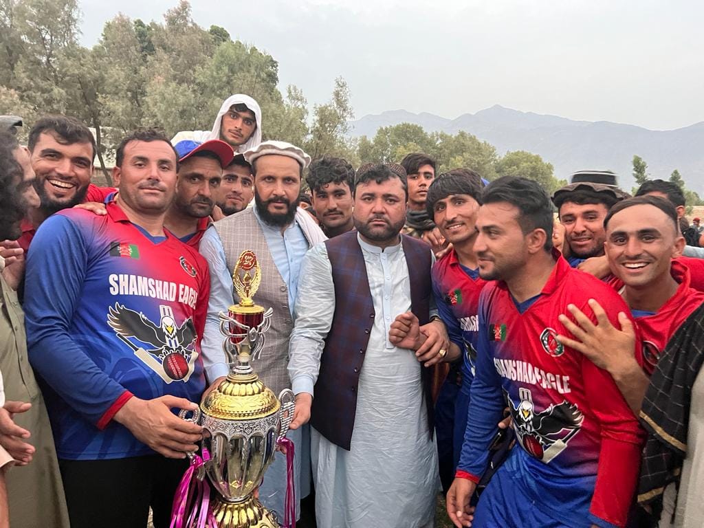 ننګرهار؛ د مومندرې ولسوالۍ د ټېپ بال کرکټ سیالیو اتلولي شمشاد ایګل لوبډلې وګټله