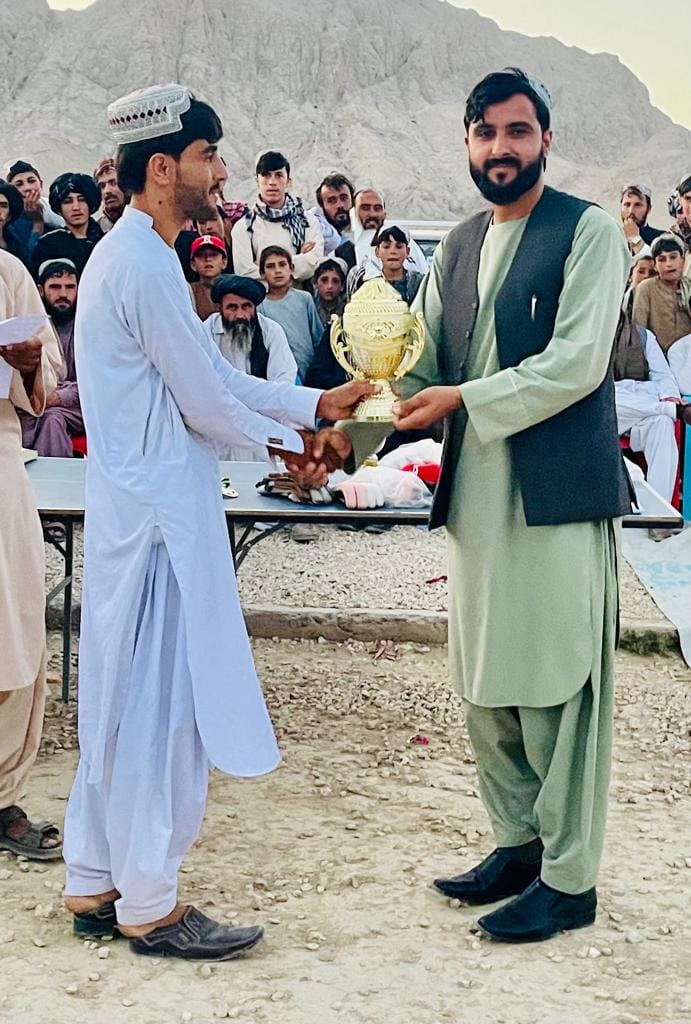 زابل؛ په شاه جوی ولسوالۍ کې د ۲۲ لوبډلو ترمنځ د ټېپ بال کرکټ اختریزې سیالۍ پای ته ورسېدې