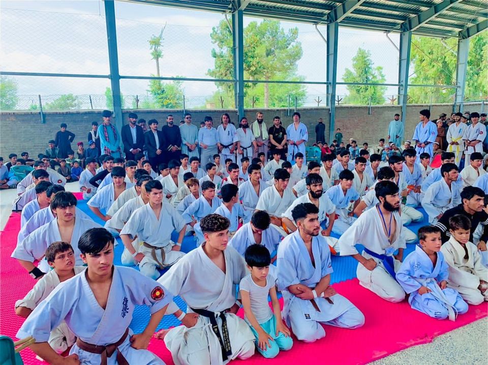 میدان وردګ؛ په چک ولسوالۍ کې د ۲۵ لوبډلو ترمنځ د والیبال سیالۍ پای ته ورسېدې
