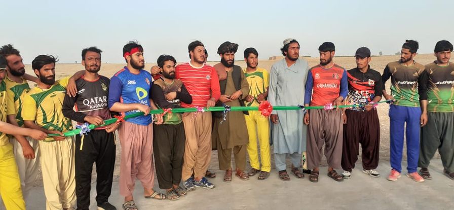 هلمند؛ په باباجي ولسوالۍ کې د ۲۰ لوبډلو ترمنځ د ټېپ بال کرکت سیالۍ پیل شوې