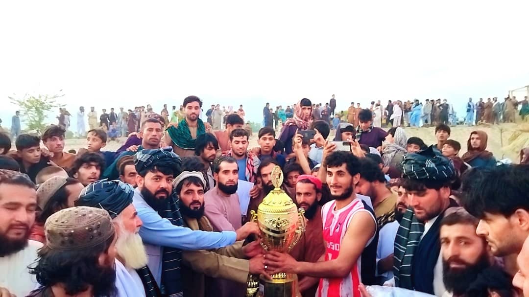 په لغمان کې د ازادۍ په نوم د والیبال سیالیو اتلولي کچور لوبډلې خپله کړه