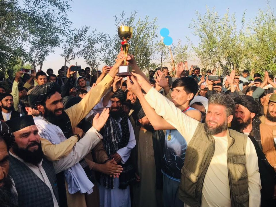 بغلان؛ په ده صلاح ولسوالۍ کې د لومړي ځل لپاره د ۱۲ لوبډلو ترمنځ د والیبال سیالۍ ترسره شوې