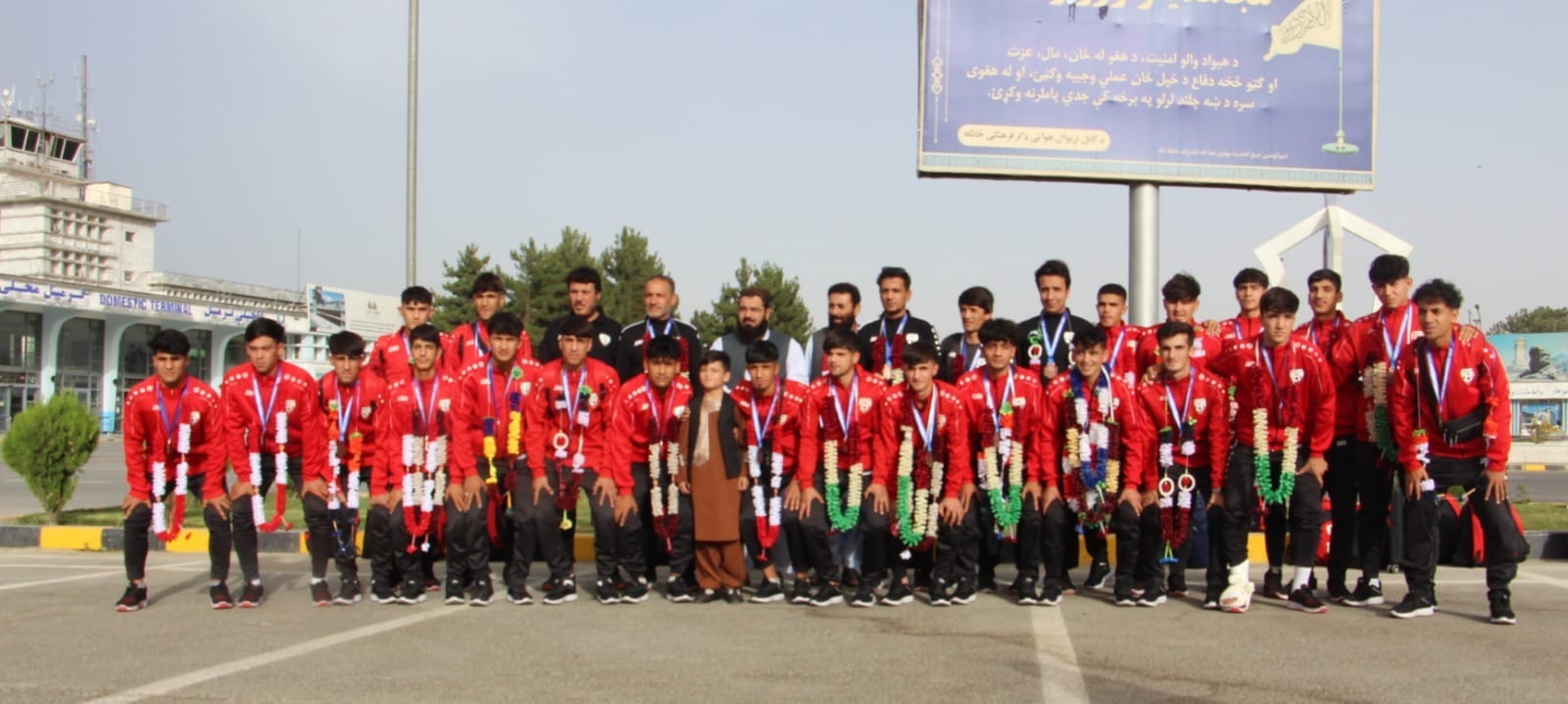 د فوټبال تر ۱۷ کلنو کم عمره ملي لوبډله په کافا سیالیو کې له درېیم مقام ګټلو وروسته هېواد ته راستنه شوه