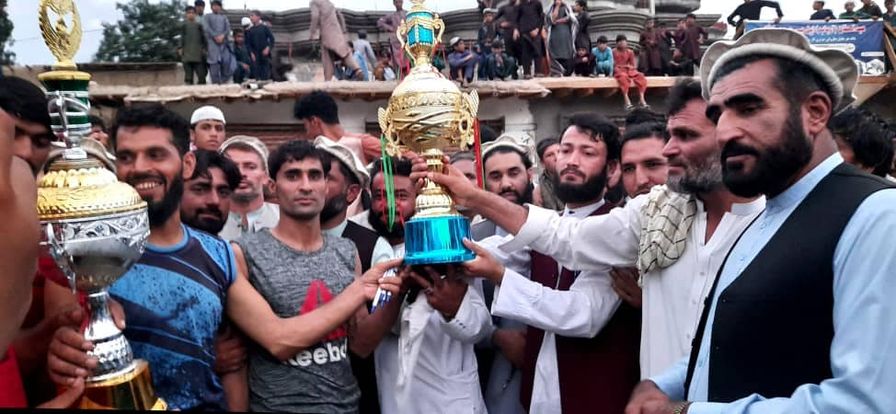کونړ؛ په مرکز اسعد اباد ښار کې د واليبال ټورنمنټ د خاص کونړ ولسوالۍ لوبډلې په اتلولۍ پاى ته ورسېد