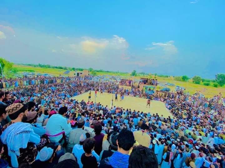 خوست؛ بلال مندوزي لوبډلې د تڼیو ولسوالۍ د والیبال سیالیو اتلولي خپله کړه