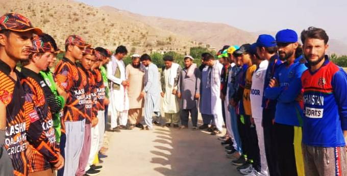 ننګرهار؛ په دره نور ولسوالۍ کې د ۲۰ لوبډلو ترمنځ د کرکټ ټېپ بال سیالۍ پیل شوې