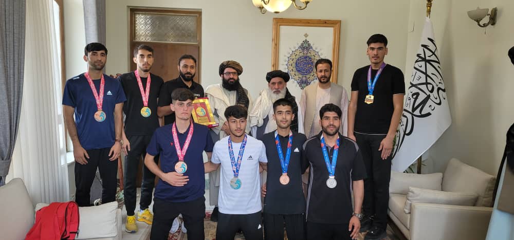 ارگ؛ د رياست الوزراء د دفتر رئيس ډاکټر ملا عبدالواسع د تکواندو فدراسيونو مډال راوړونکي ورزشکاران وستايل 