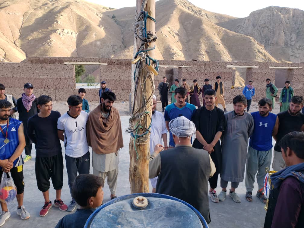 باميان؛ د ورس ولسوالۍ د امنيه قوماندانۍ لوبډلې والیبال سیالیو اتلولي خپله کړه