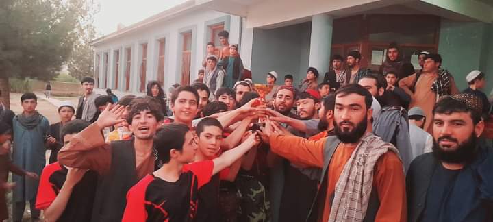 سمنگان؛ صنف دهم لیسه مرکزی فیروز نخچیر قهرمان رقابت‌های فوتبال شد