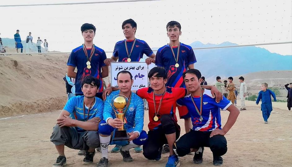 تیم عقابان شیرمه قهرمان رقابتهای والیبال جام وحدت و همبستگی ولسوالی شهرستان ولایت دایکندی شد