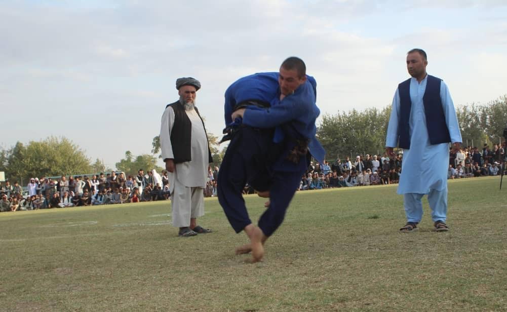 د کندز په ورزشي لوبغالي کې د ۱۴۰ ورزشکارانو ترمنځ د کورش پهلوانۍ سیالۍ ترسره شوې