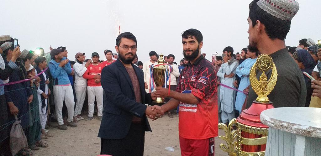 کندهار؛ کاریزوال از میان ۱۶ تیم قهرمان رقابت‌های تیب‌بال کرکت ولسوالی دامان شد