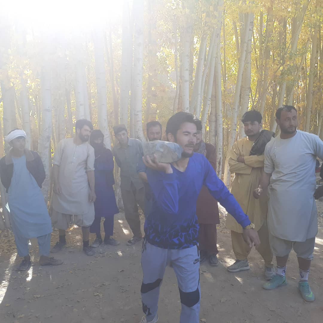 رقابت های پرتاب سنگ در ولسوالی سنگ تخت ولایت دایکندی برگزار شد