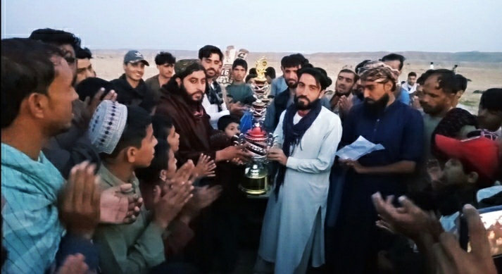 ننګرهار؛ په خوږیاڼو ولسوالۍ کې د کرکټ ټېپ بال سیالۍ د شېرملهم خېلو لوبډلې په اتلولۍ پای ته ورسېدې