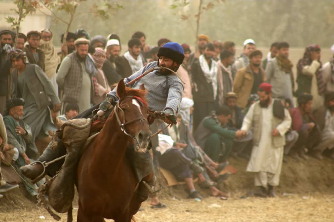 تخار؛ چهارمین دور رقابت‌های بزکشی میان ۴۵ چاپ‌انداز در شهر تالقان برگزار شد