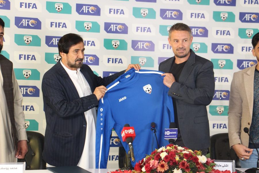 د افغانستان د فوټبال فدراسیون او د فوټبال ملي لوبډلې د نوي سر روزونکي ترمنځ تړون لاسلیک شو