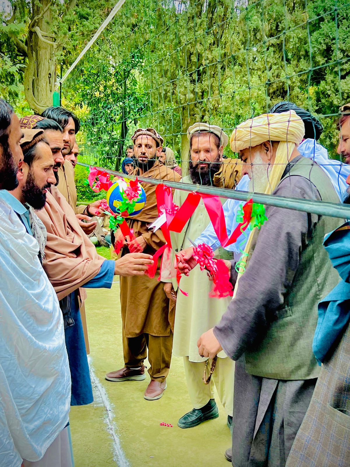 ننګرهار؛ په خوږیاڼو ولسوالۍ کې د ۱۲ لوبډلو ترمنځ د والیبال سیالي پیل شوې